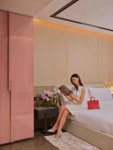 Màu sắc trong phòng ngủ được phối hợp độc đáo và tỉ mĩ theo ngôn ngữ thiết kế đặc trưng của Marriott mang lại sự trẻ trung và khơi nguồn sáng tạo.